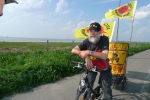 2014-04-26_brokdorf_9_fahrraddemonstrant_an_der_faehre